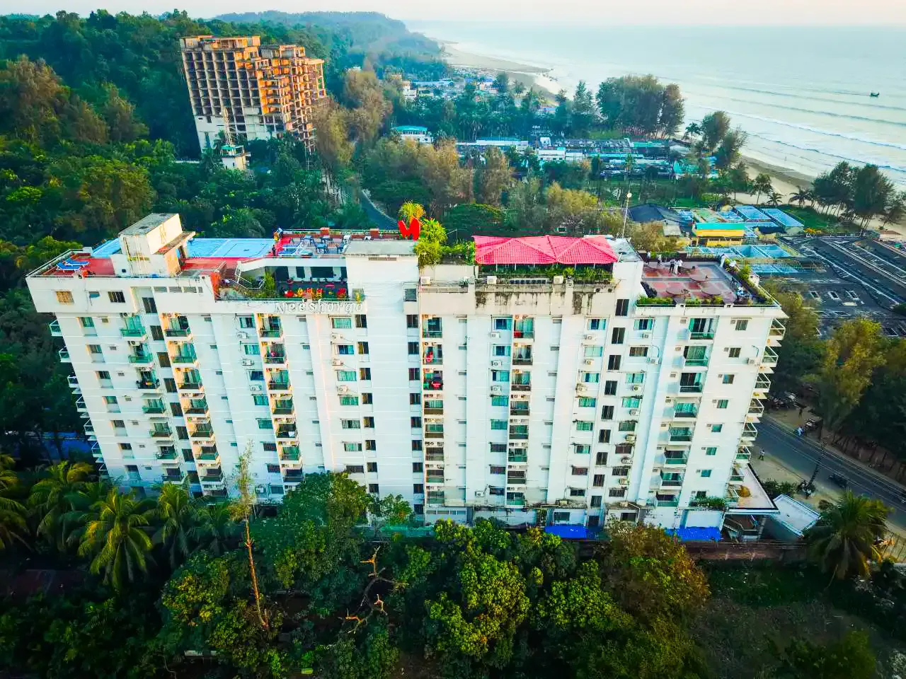 Neeshorgo Hotel between the green hills and the sea